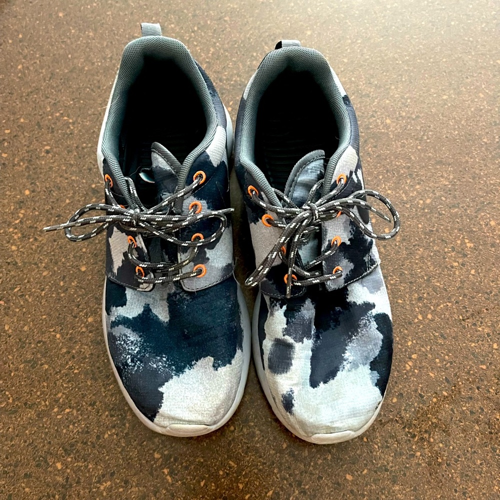 Nike Women’s size 8 Roshe Run shoe